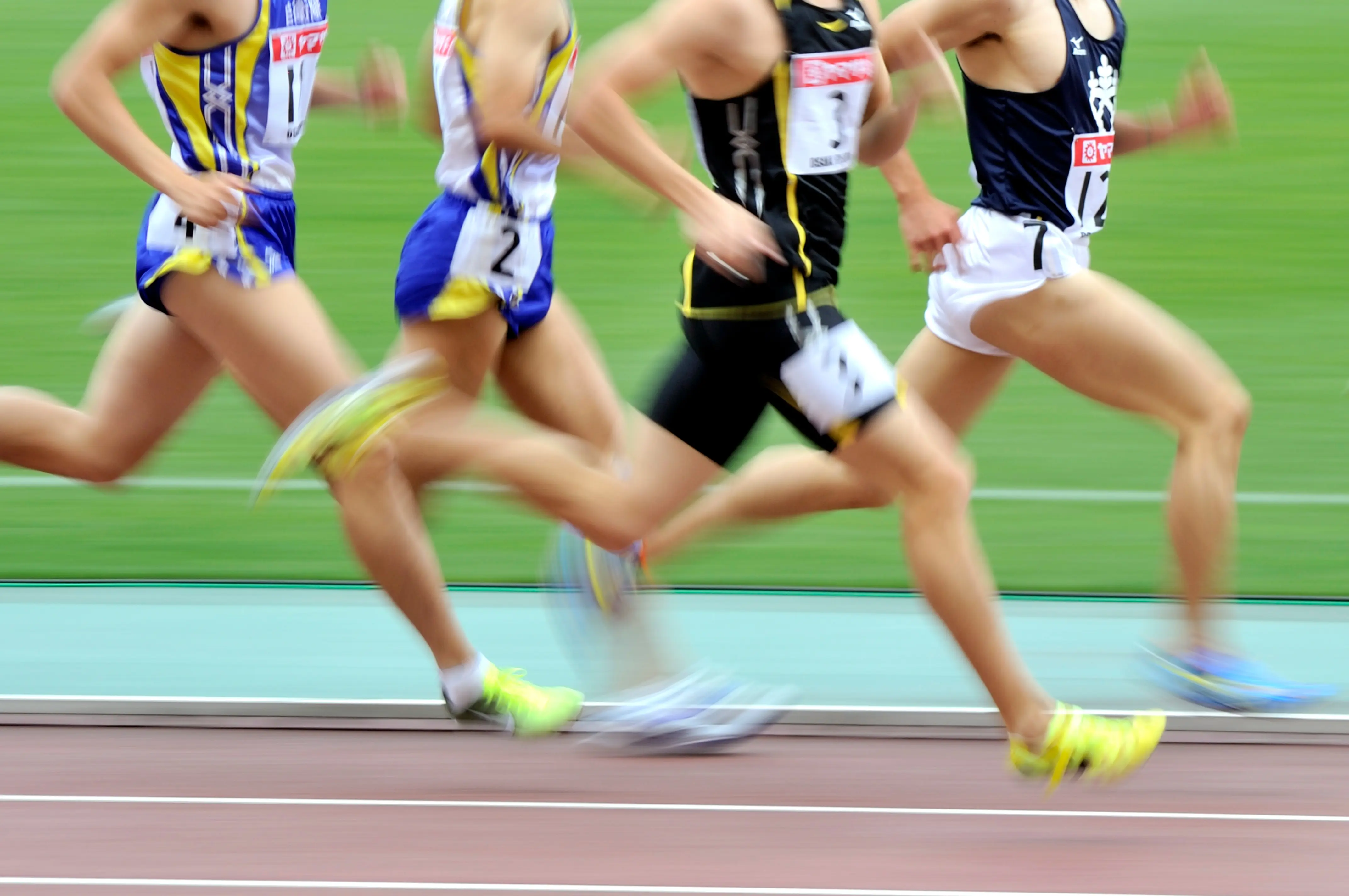 陸上競技のレースで走っている選手達